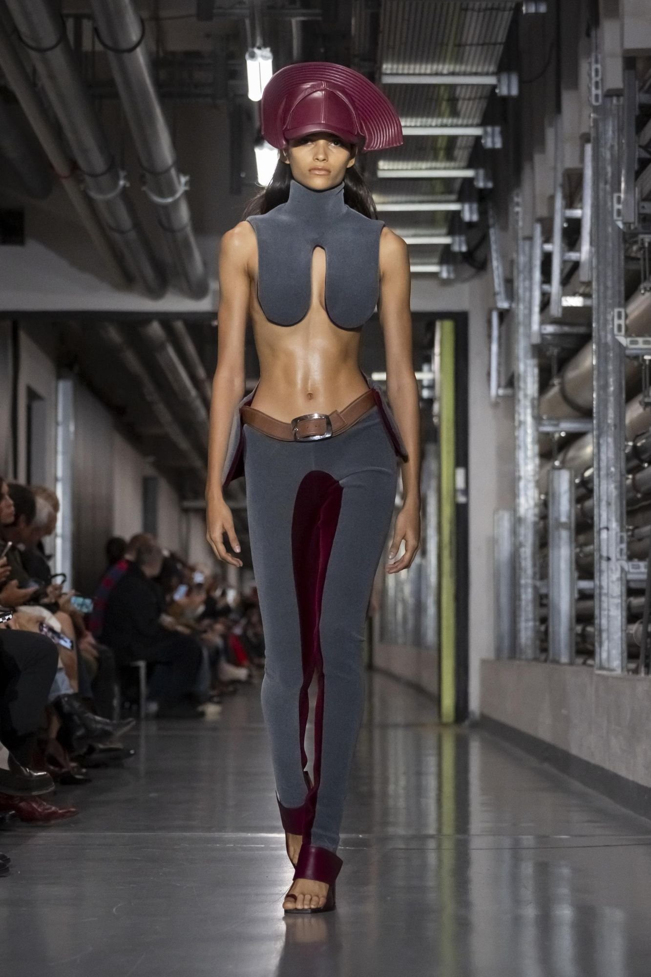 Hinh anh Jean Paul Gaultier SS26: "Enfant terrible", đứa trẻ hư của làng thời trang năm 2025 đã lộ diện 43