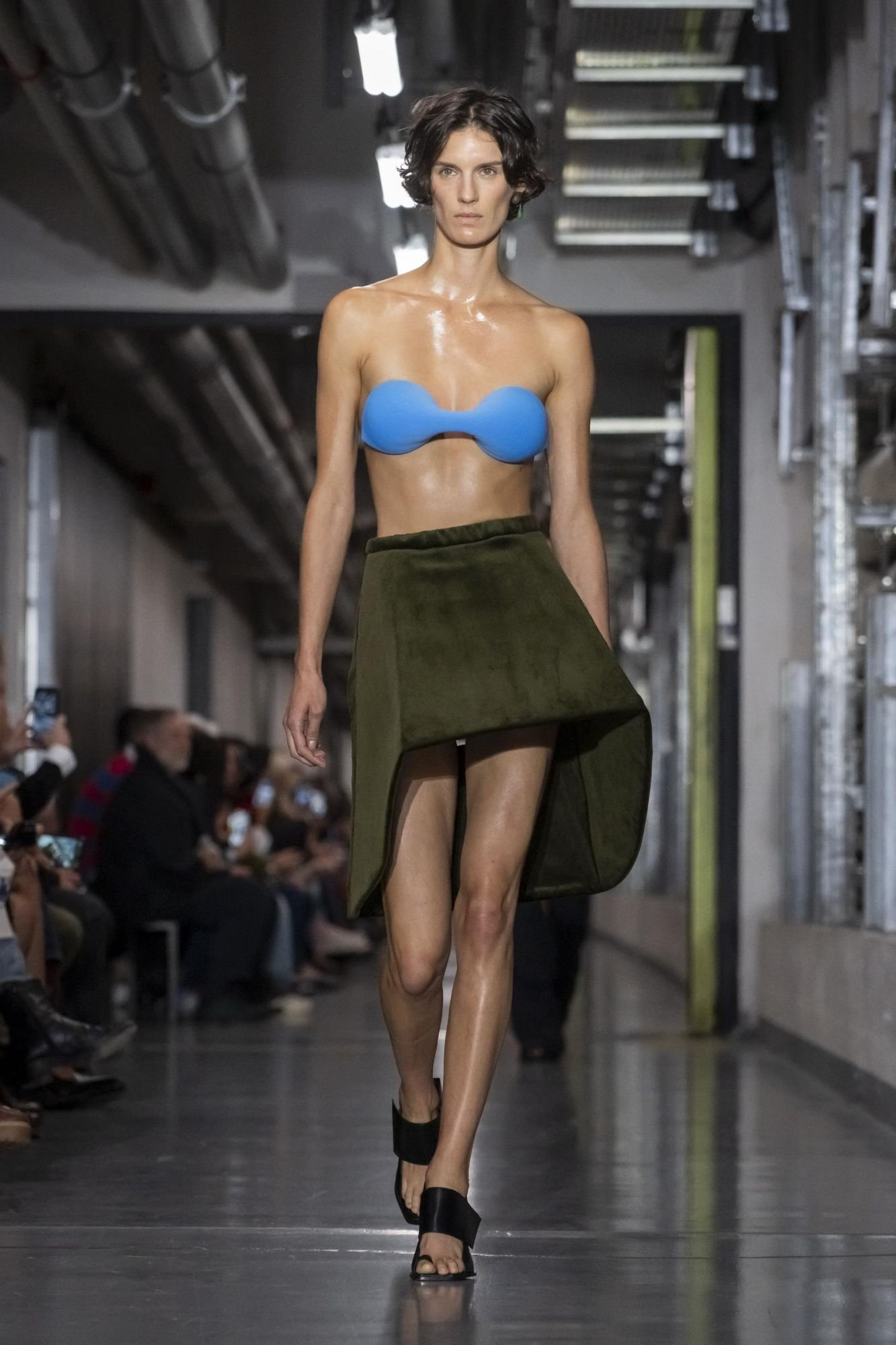 Hinh anh Jean Paul Gaultier SS26: "Enfant terrible", đứa trẻ hư của làng thời trang năm 2025 đã lộ diện 39