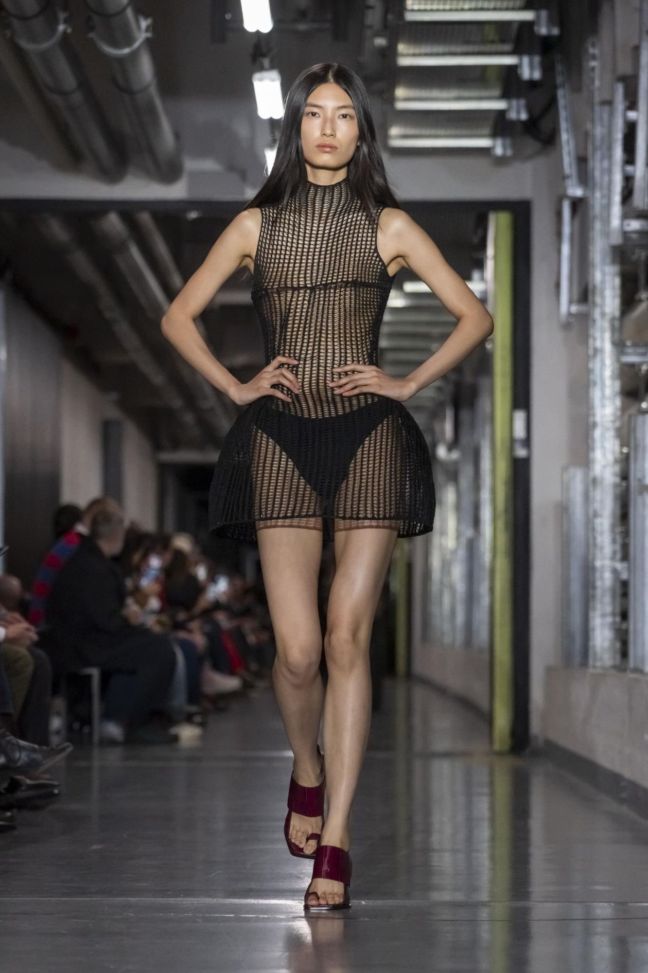 Hinh anh Jean Paul Gaultier SS26: "Enfant terrible", đứa trẻ hư của làng thời trang năm 2025 đã lộ diện 22