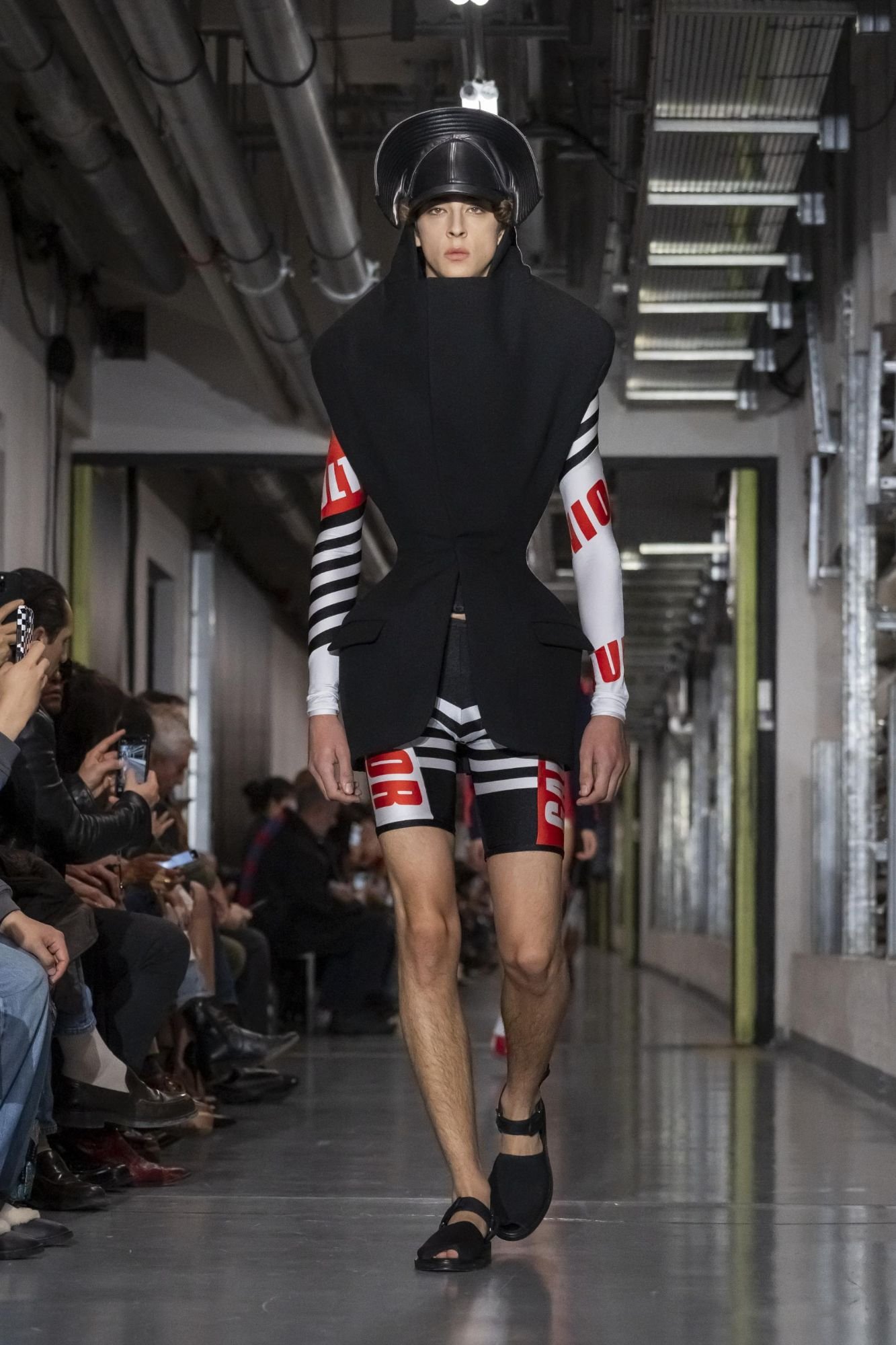 Hinh anh Jean Paul Gaultier SS26: "Enfant terrible", đứa trẻ hư của làng thời trang năm 2025 đã lộ diện 41