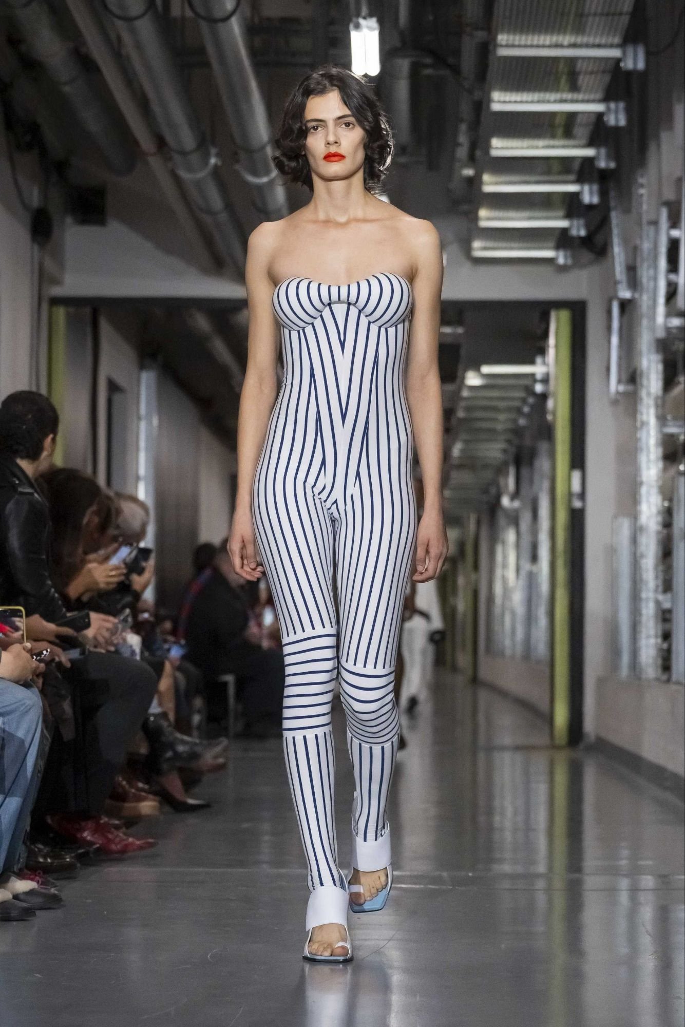 Hinh anh Jean Paul Gaultier SS26: "Enfant terrible", đứa trẻ hư của làng thời trang năm 2025 đã lộ diện 15