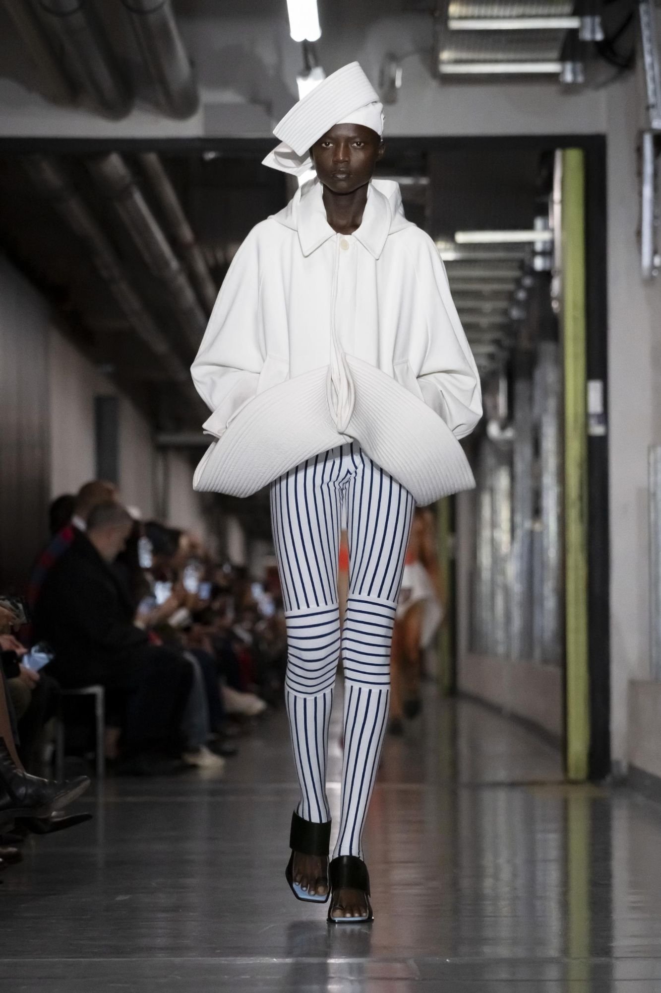 Hinh anh Jean Paul Gaultier SS26: "Enfant terrible", đứa trẻ hư của làng thời trang năm 2025 đã lộ diện 20