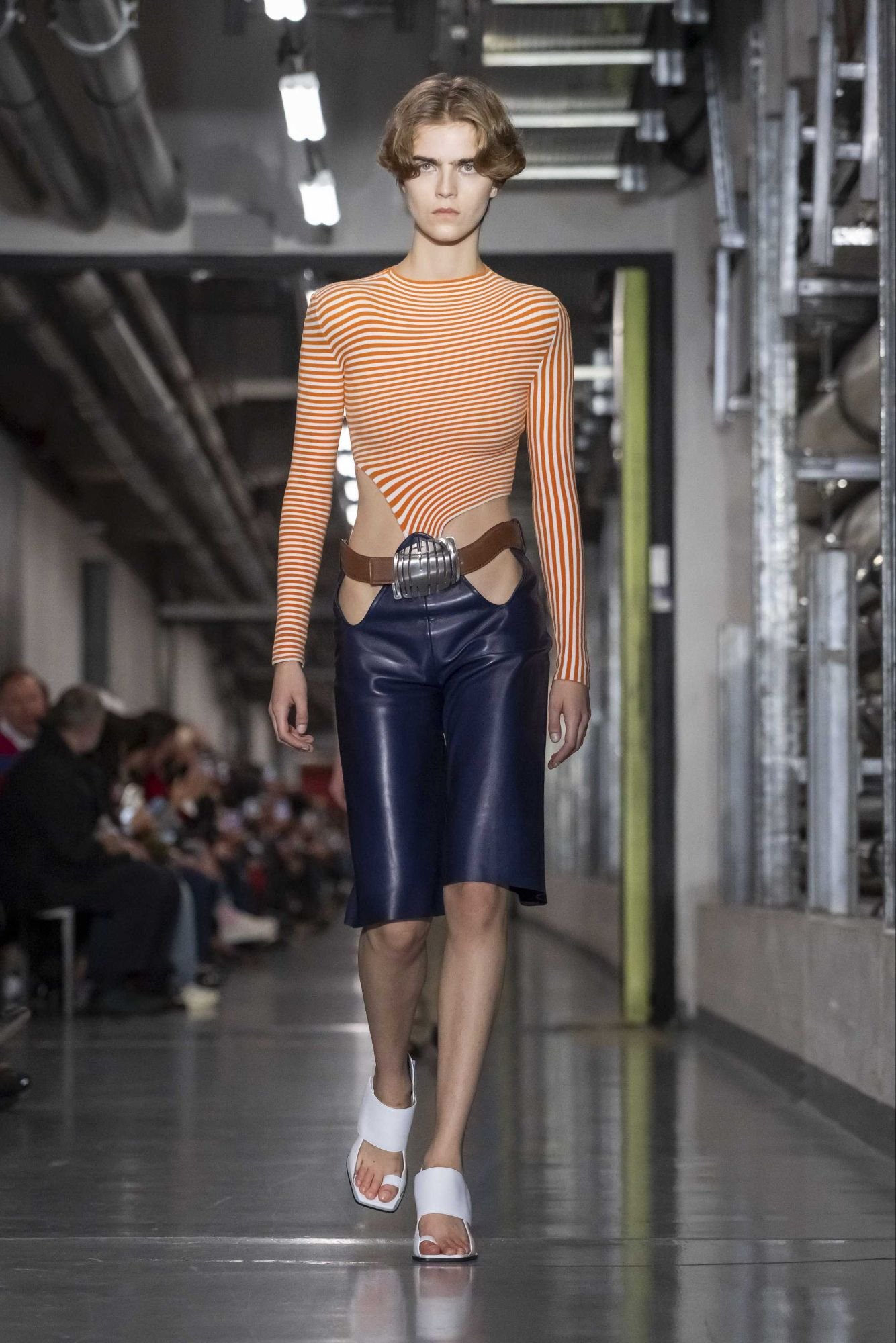 Hinh anh Jean Paul Gaultier SS26: "Enfant terrible", đứa trẻ hư của làng thời trang năm 2025 đã lộ diện 10