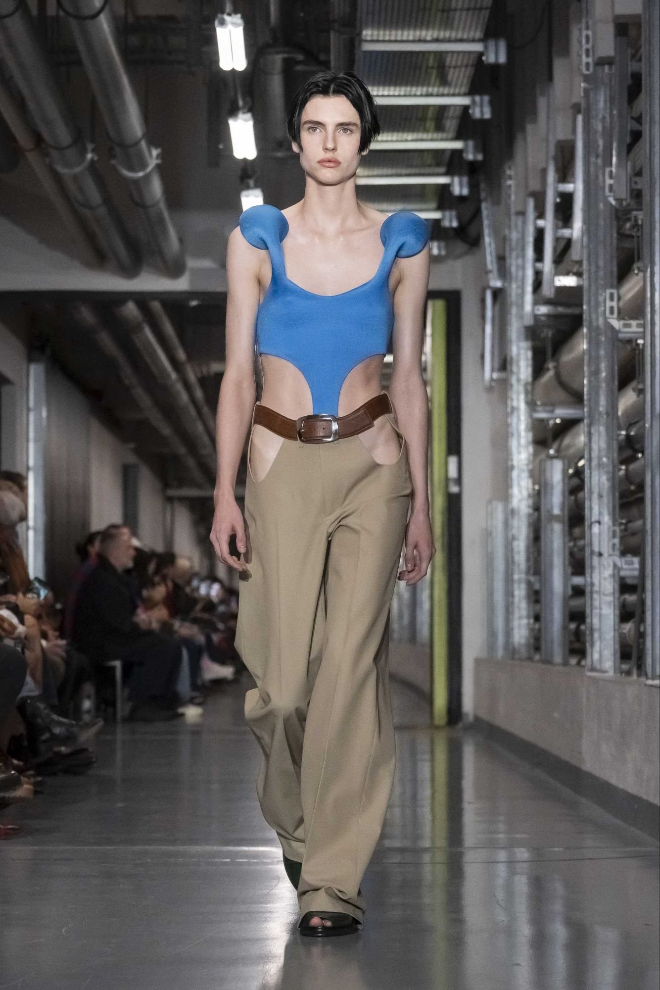 Hinh anh Jean Paul Gaultier SS26: "Enfant terrible", đứa trẻ hư của làng thời trang năm 2025 đã lộ diện 40