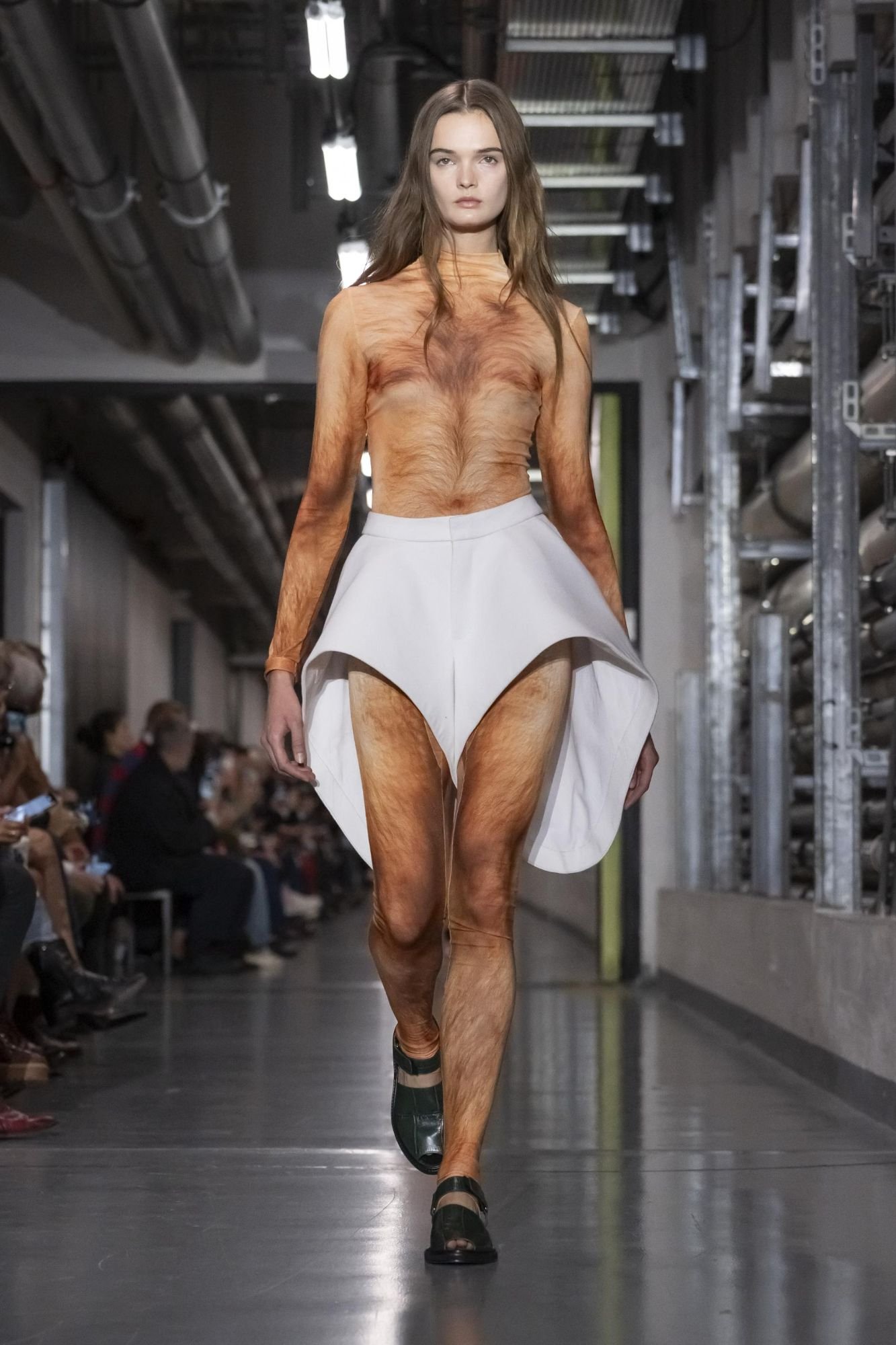 Hinh anh Jean Paul Gaultier SS26: "Enfant terrible", đứa trẻ hư của làng thời trang năm 2025 đã lộ diện 34