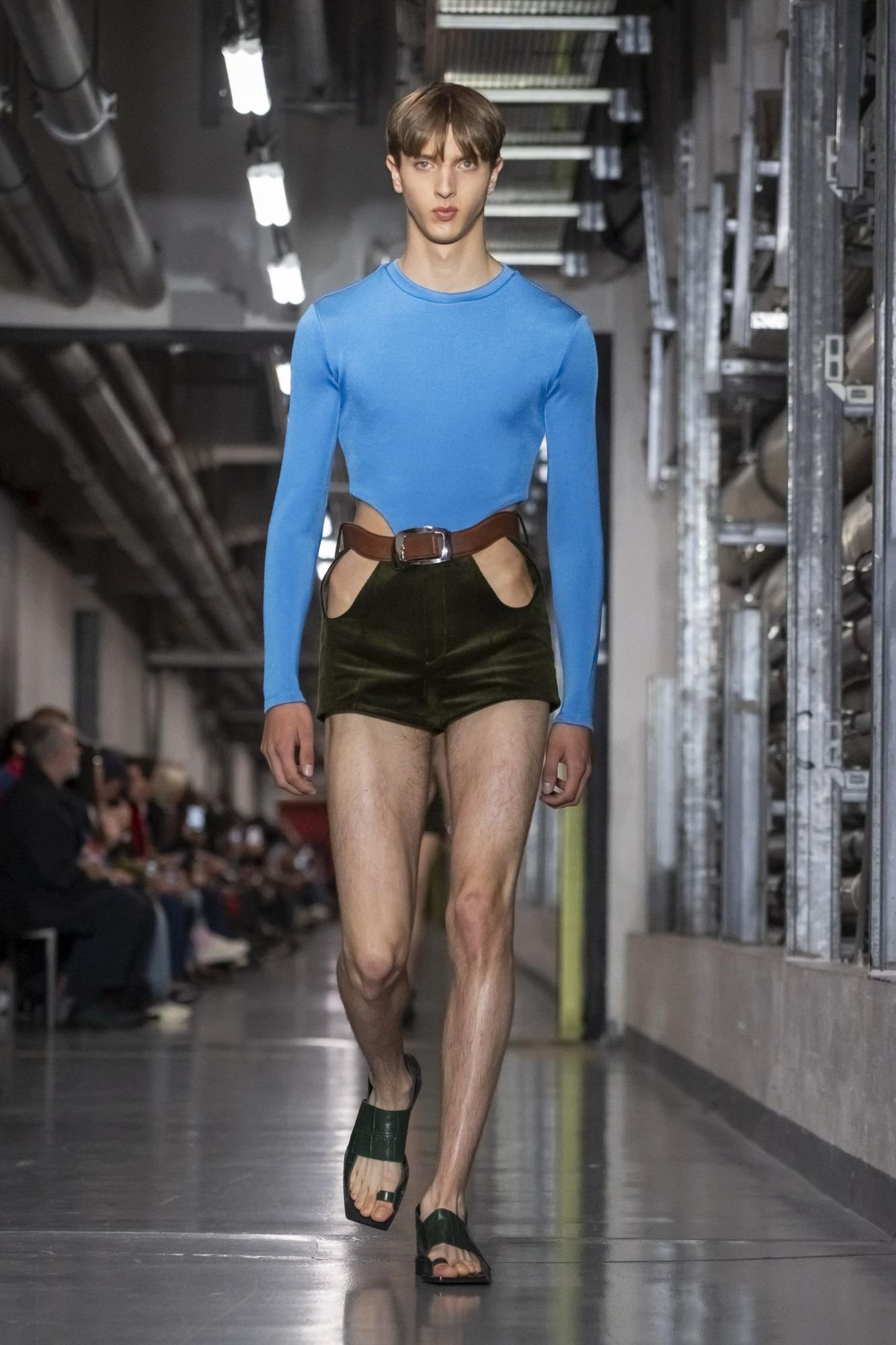 Hinh anh Jean Paul Gaultier SS26: "Enfant terrible", đứa trẻ hư của làng thời trang năm 2025 đã lộ diện 44