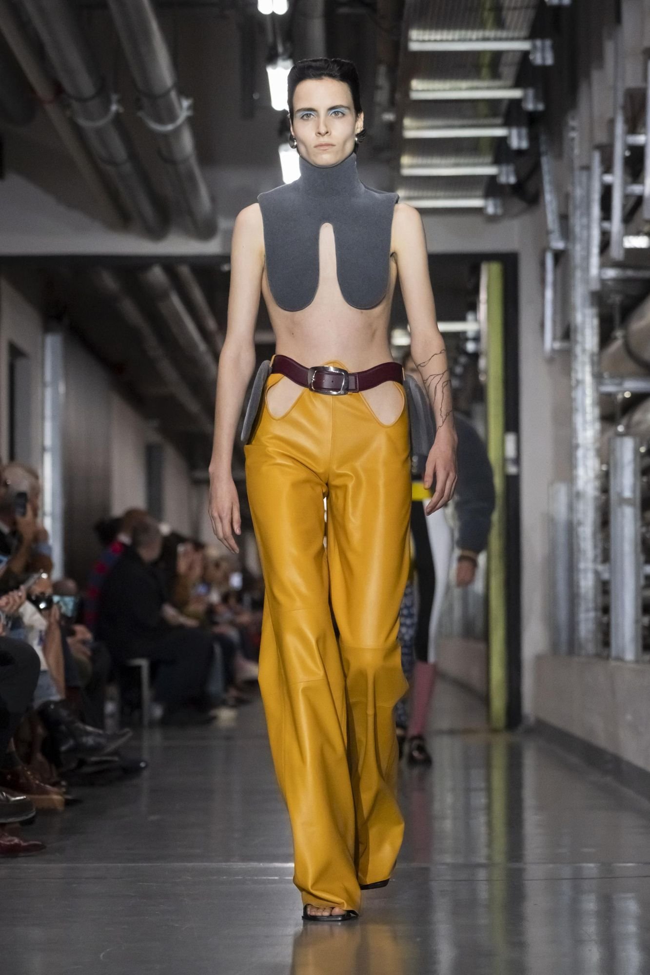 Hinh anh Jean Paul Gaultier SS26: "Enfant terrible", đứa trẻ hư của làng thời trang năm 2025 đã lộ diện 47