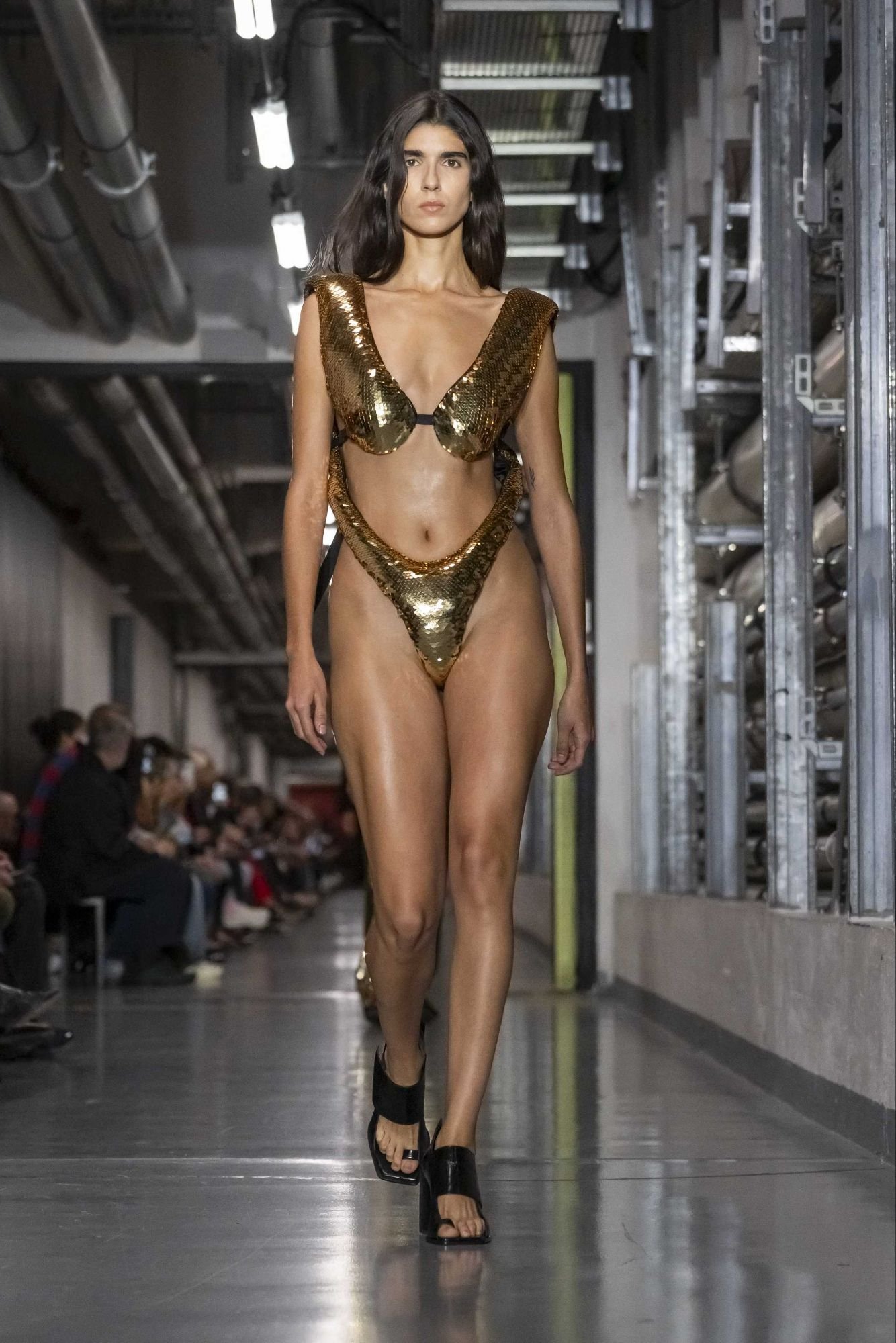 Hinh anh Jean Paul Gaultier SS26: "Enfant terrible", đứa trẻ hư của làng thời trang năm 2025 đã lộ diện 28