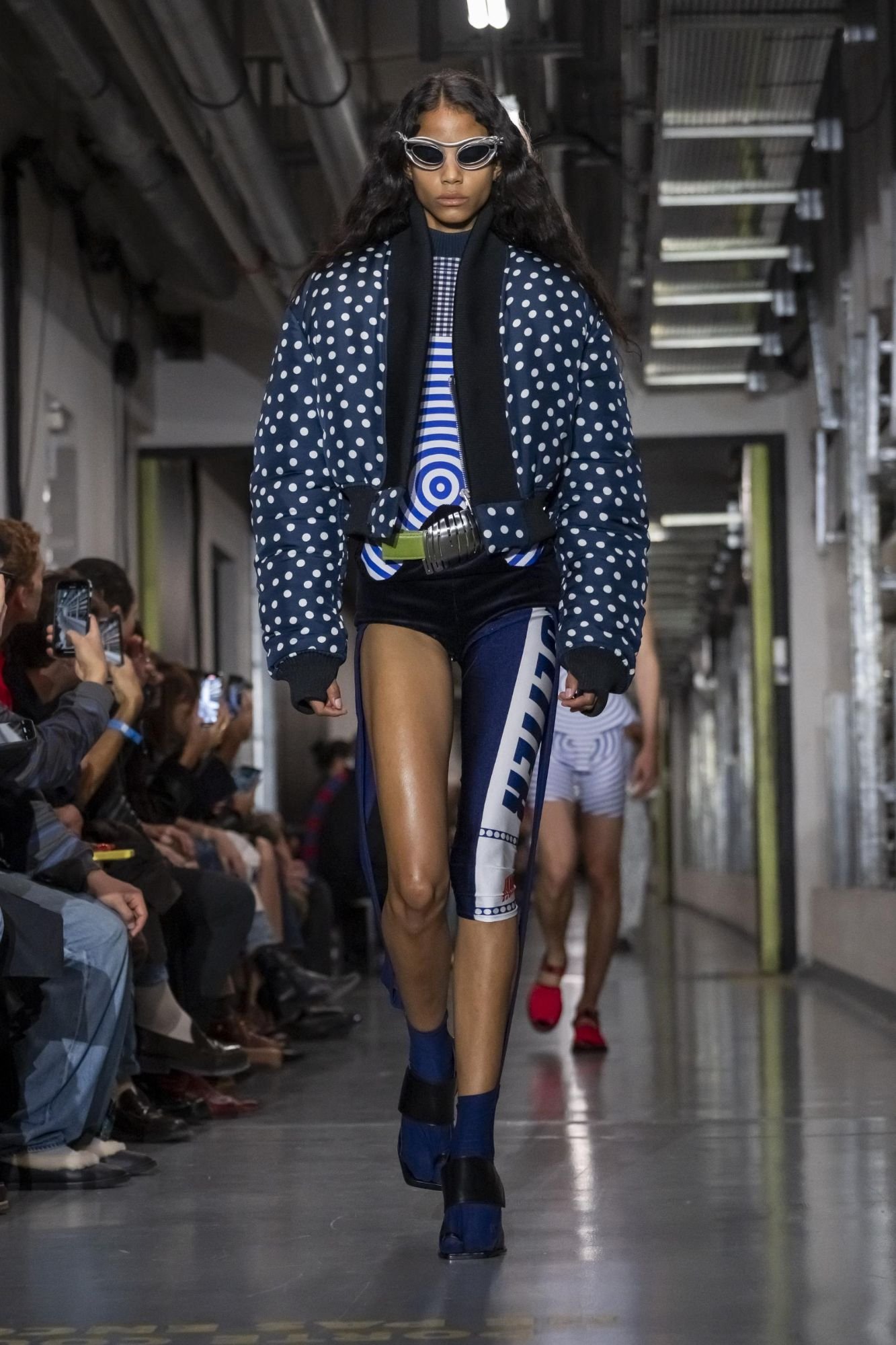 Hinh anh Jean Paul Gaultier SS26: "Enfant terrible", đứa trẻ hư của làng thời trang năm 2025 đã lộ diện 29