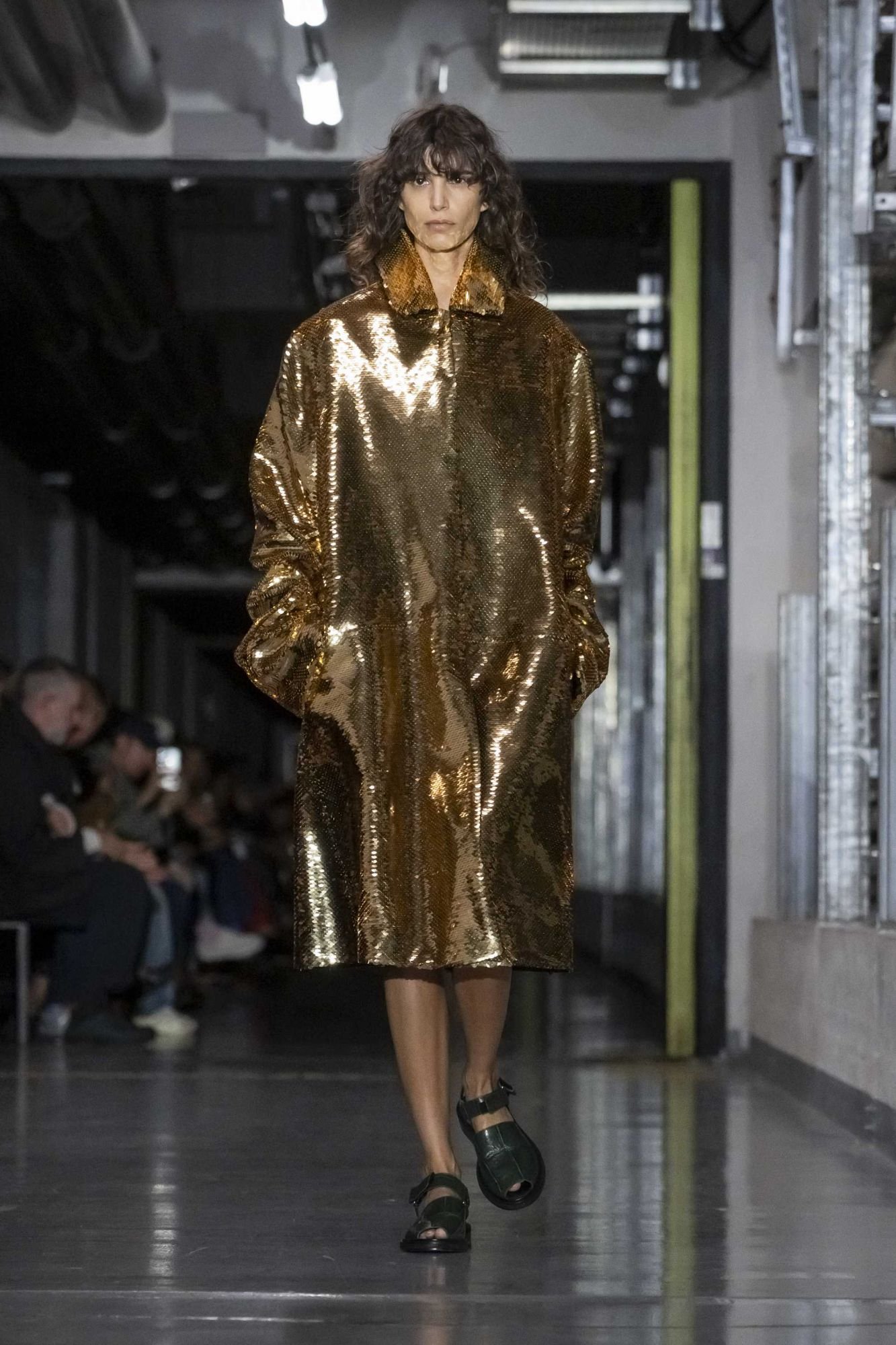 Hinh anh Jean Paul Gaultier SS26: "Enfant terrible", đứa trẻ hư của làng thời trang năm 2025 đã lộ diện 54