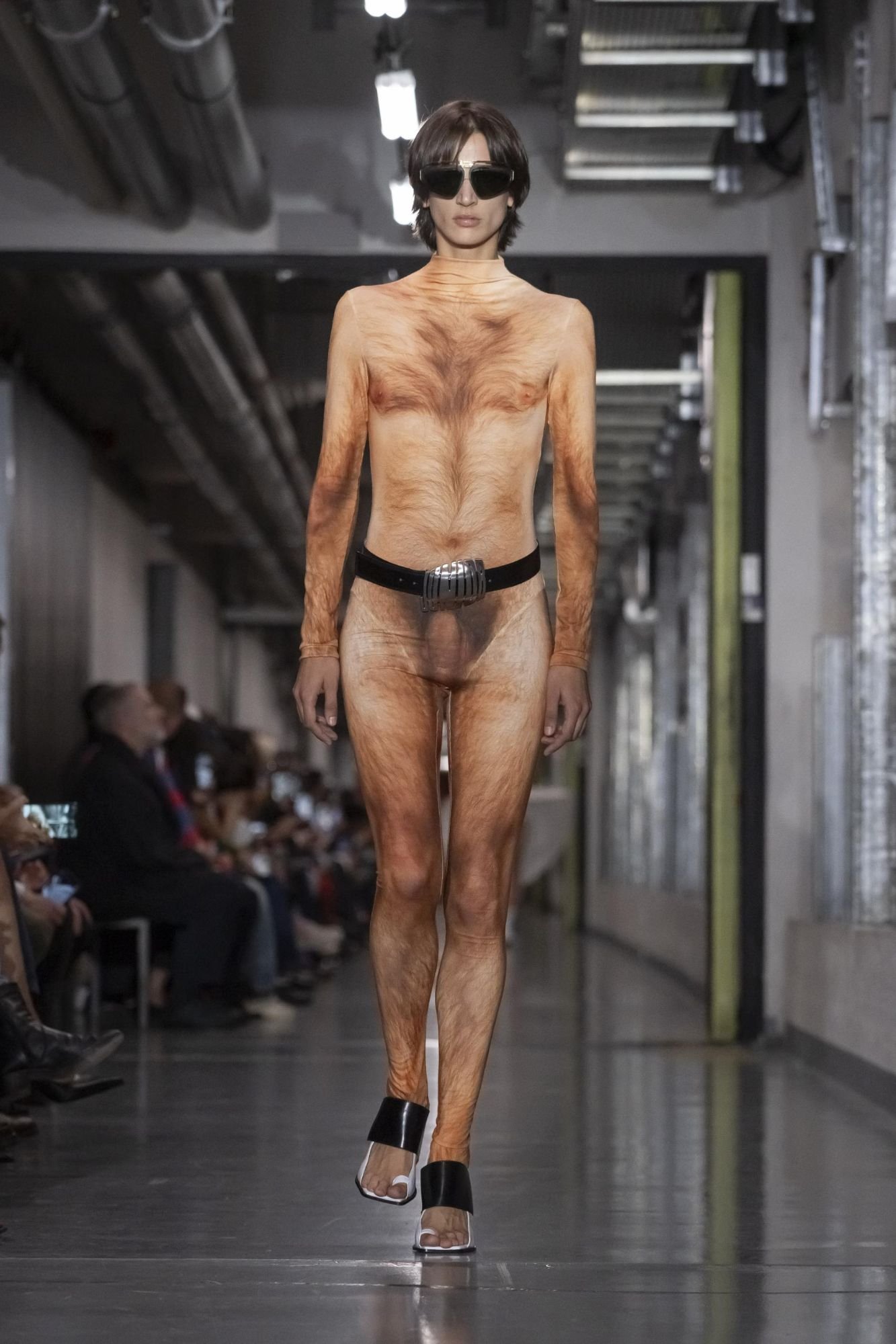 Hinh anh Jean Paul Gaultier SS26: "Enfant terrible", đứa trẻ hư của làng thời trang năm 2025 đã lộ diện 35