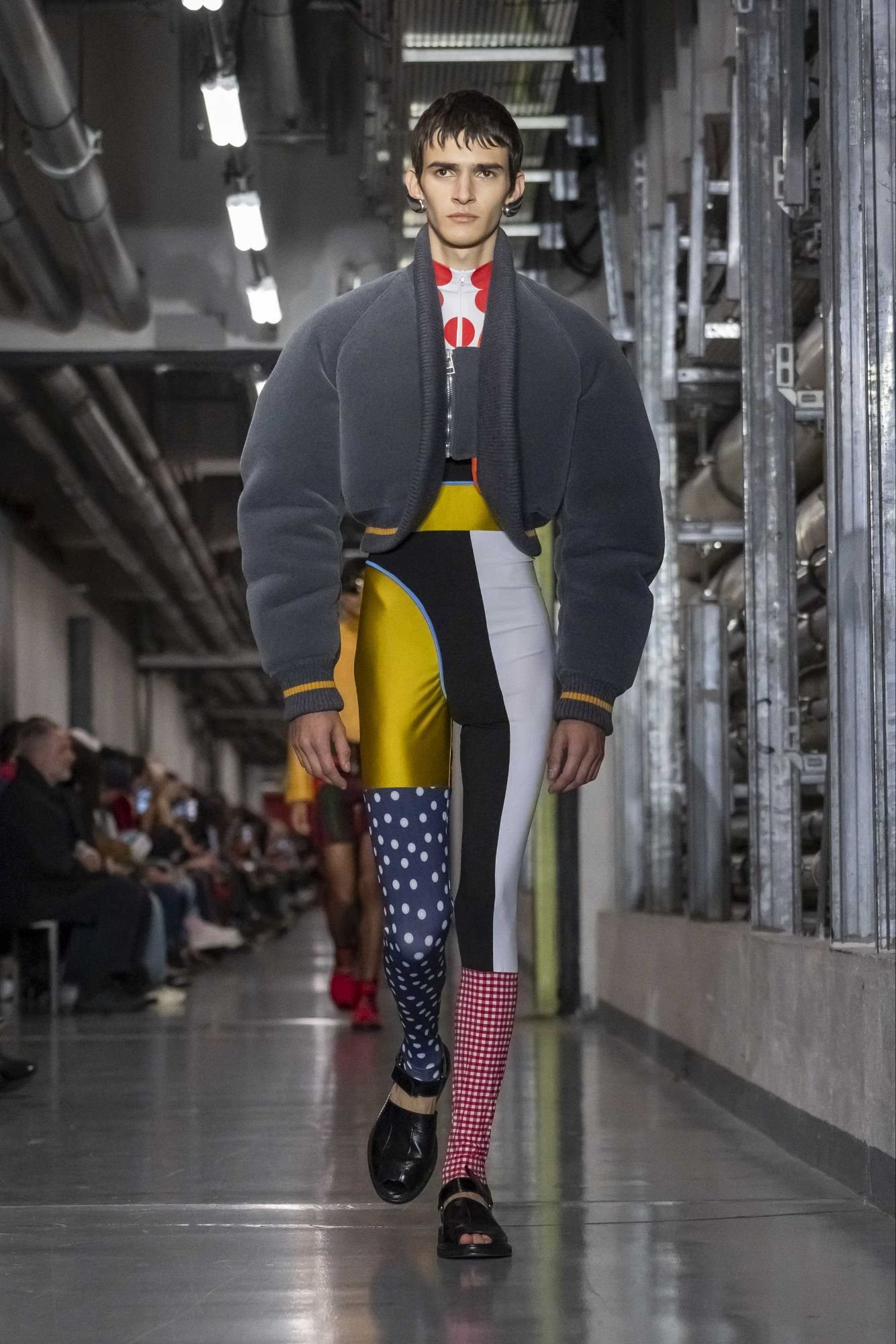 Hinh anh Jean Paul Gaultier SS26: "Enfant terrible", đứa trẻ hư của làng thời trang năm 2025 đã lộ diện 25