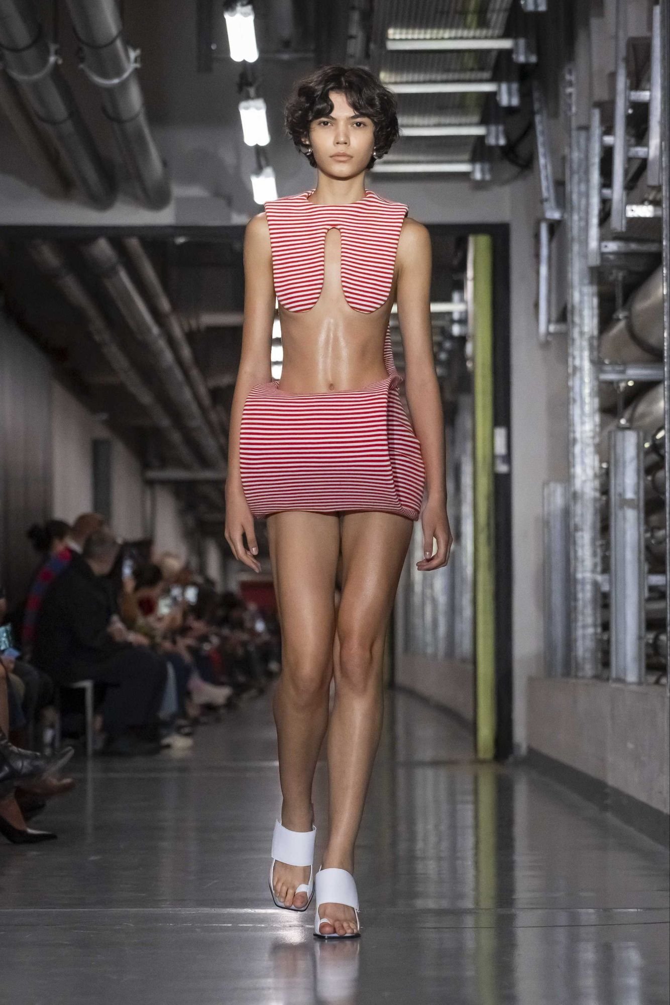 Hinh anh Jean Paul Gaultier SS26: "Enfant terrible", đứa trẻ hư của làng thời trang năm 2025 đã lộ diện 8