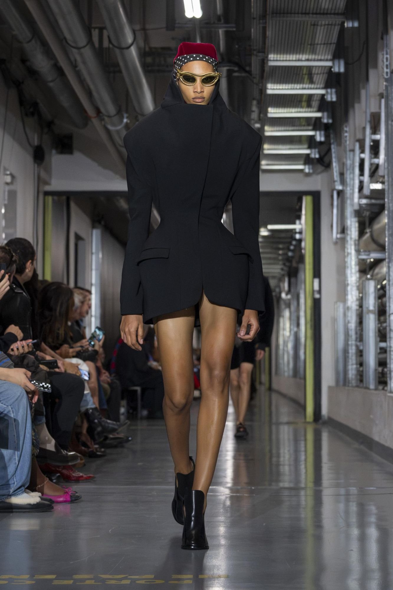 Hinh anh Jean Paul Gaultier SS26: "Enfant terrible", đứa trẻ hư của làng thời trang năm 2025 đã lộ diện 46