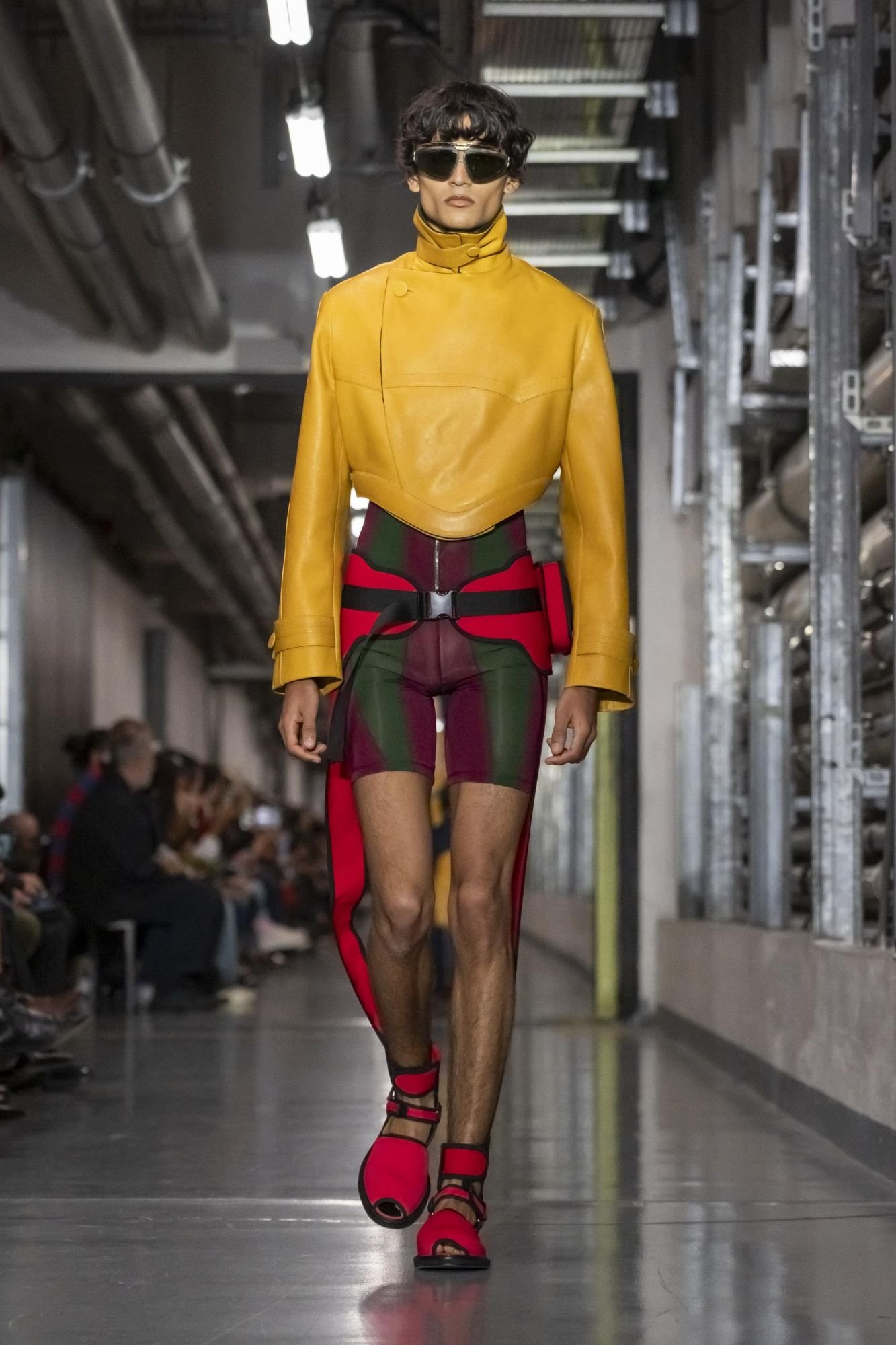 Hinh anh Jean Paul Gaultier SS26: "Enfant terrible", đứa trẻ hư của làng thời trang năm 2025 đã lộ diện 11