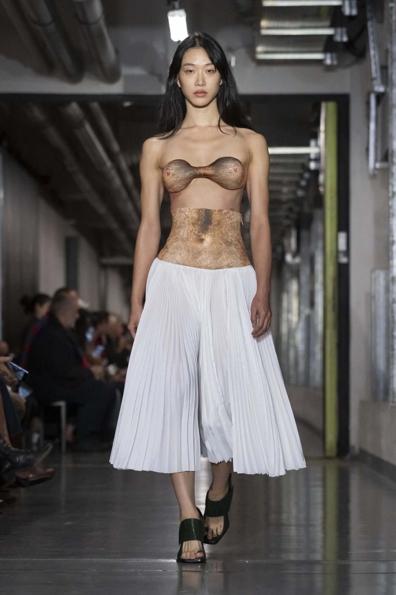 Hinh anh Jean Paul Gaultier SS26: "Enfant terrible", đứa trẻ hư của làng thời trang năm 2025 đã lộ diện 36