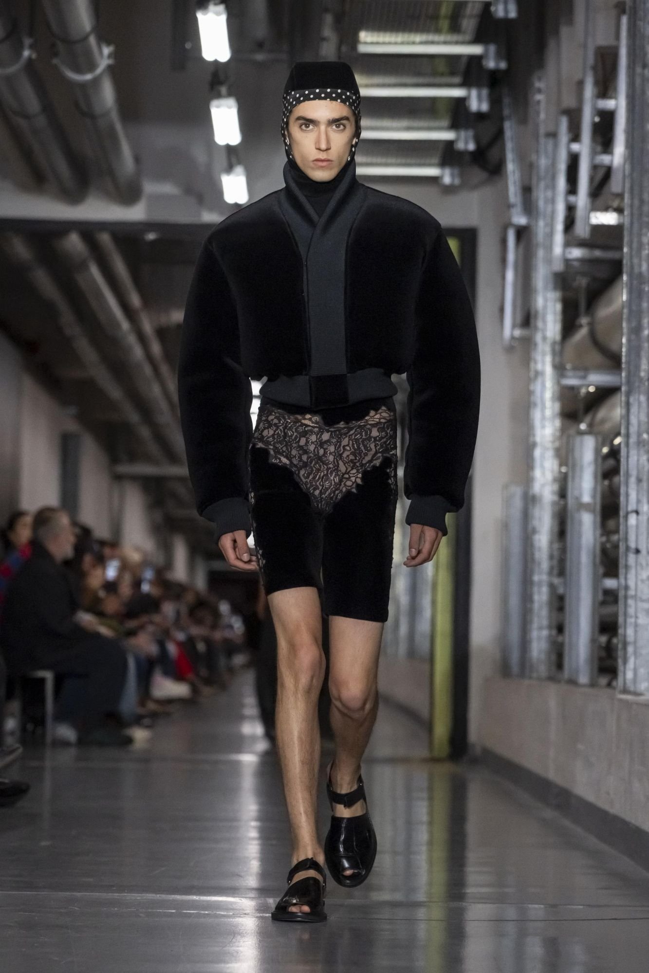 Hinh anh Jean Paul Gaultier SS26: "Enfant terrible", đứa trẻ hư của làng thời trang năm 2025 đã lộ diện 9