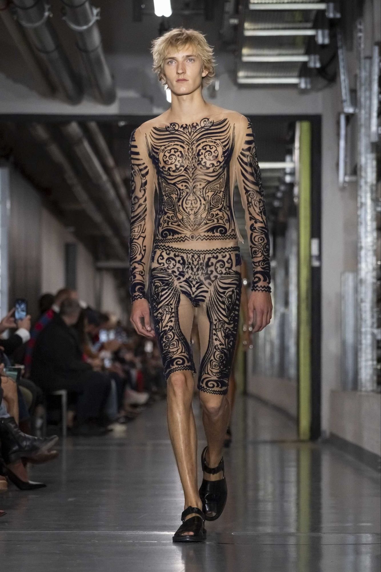 Hinh anh Jean Paul Gaultier SS26: "Enfant terrible", đứa trẻ hư của làng thời trang năm 2025 đã lộ diện 16