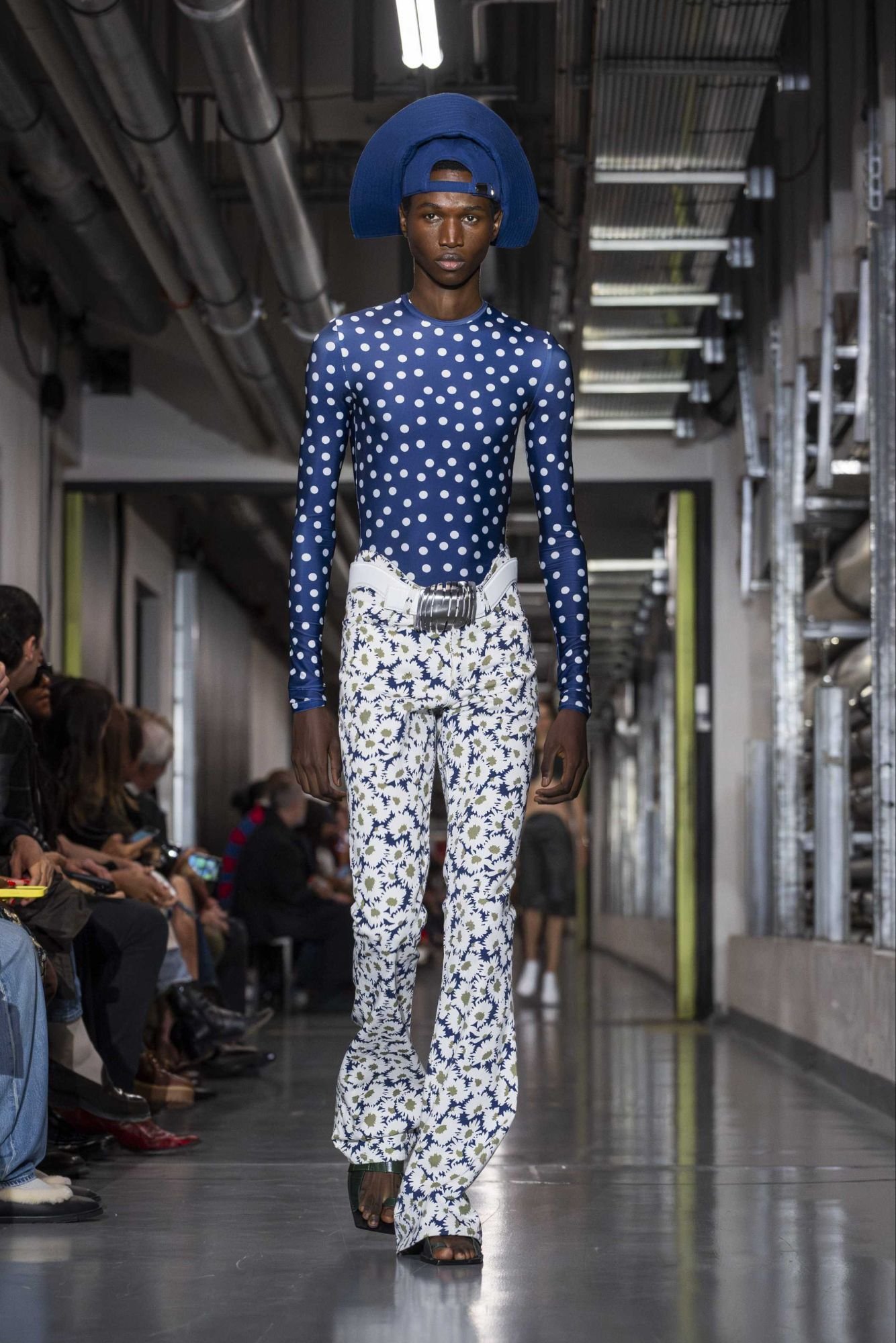 Hinh anh Jean Paul Gaultier SS26: "Enfant terrible", đứa trẻ hư của làng thời trang năm 2025 đã lộ diện 42