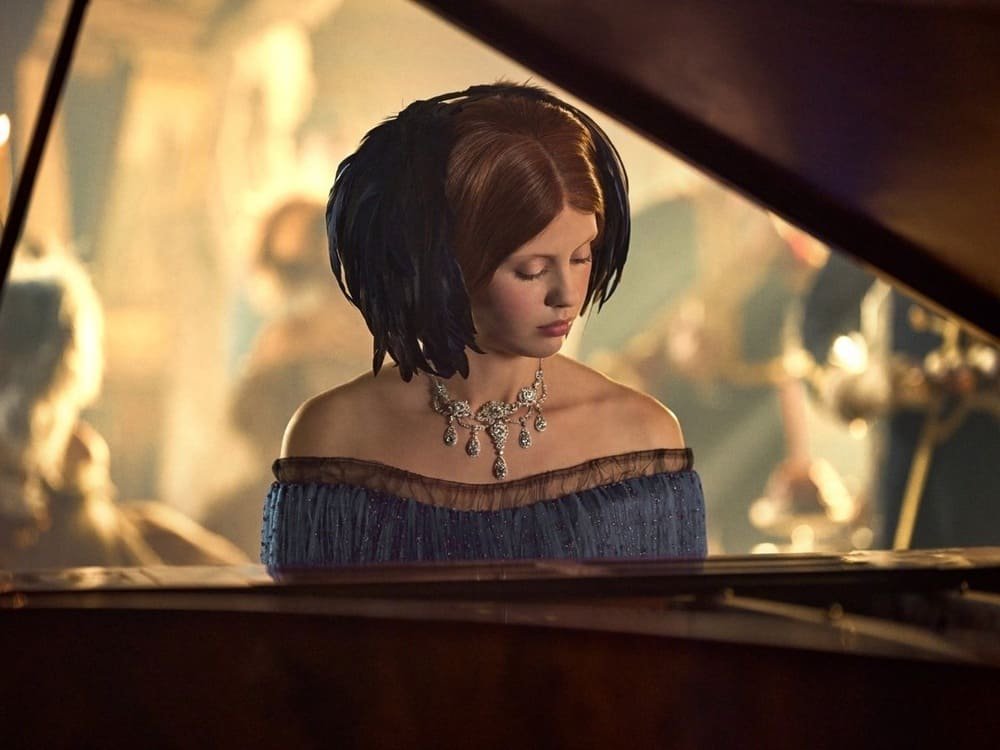 Góp mặt trong phim “Frankenstein” của Guillermo del Toro, đánh dấu màn hợp tác đầu tiên với Netflix