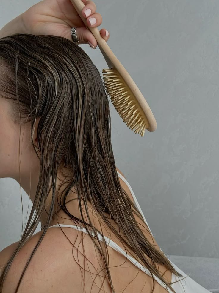 Hinh anh Giới làm đẹp xôn xao trước trào lưu dùng thức uống lên men để lên men da đầu, giúp chăm sóc tóc chắc khỏe hơn. 4