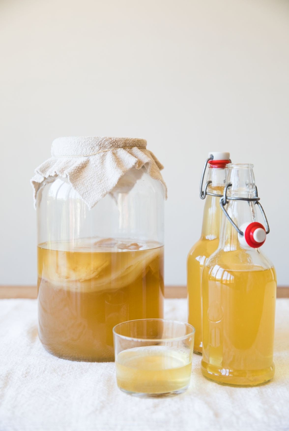 Kombucha chứa acid hữu cơ và men vi sinh hỗ trợ tóc khỏe mạnh