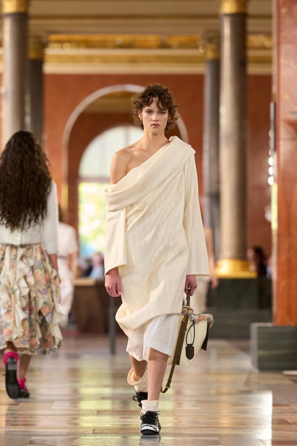 Hinh anh 4 xu hướng từ Paris Fashion Week SS26: Các ông lớn đang cố “bắt thóp” GenZ 6