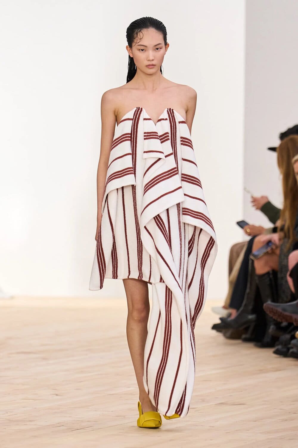 Hinh anh 4 xu hướng từ Paris Fashion Week SS26: Các ông lớn đang cố “bắt thóp” GenZ 7