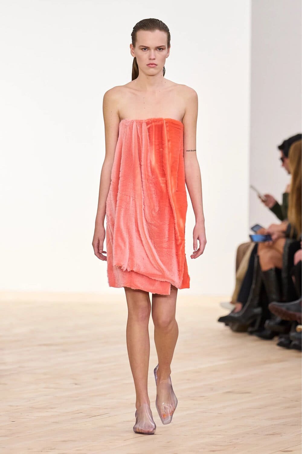 Hinh anh 4 xu hướng từ Paris Fashion Week SS26: Các ông lớn đang cố “bắt thóp” GenZ 11