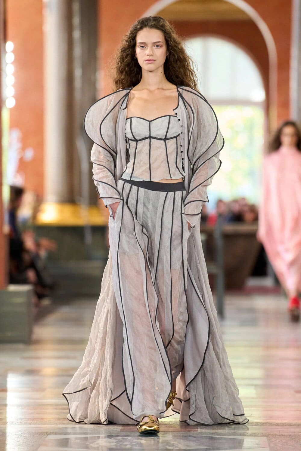 Hinh anh 4 xu hướng từ Paris Fashion Week SS26: Các ông lớn đang cố “bắt thóp” GenZ 18