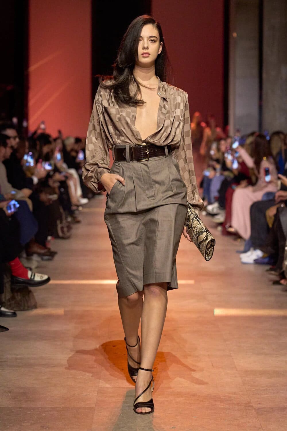 Hinh anh 4 xu hướng từ Paris Fashion Week SS26: Các ông lớn đang cố “bắt thóp” GenZ 26