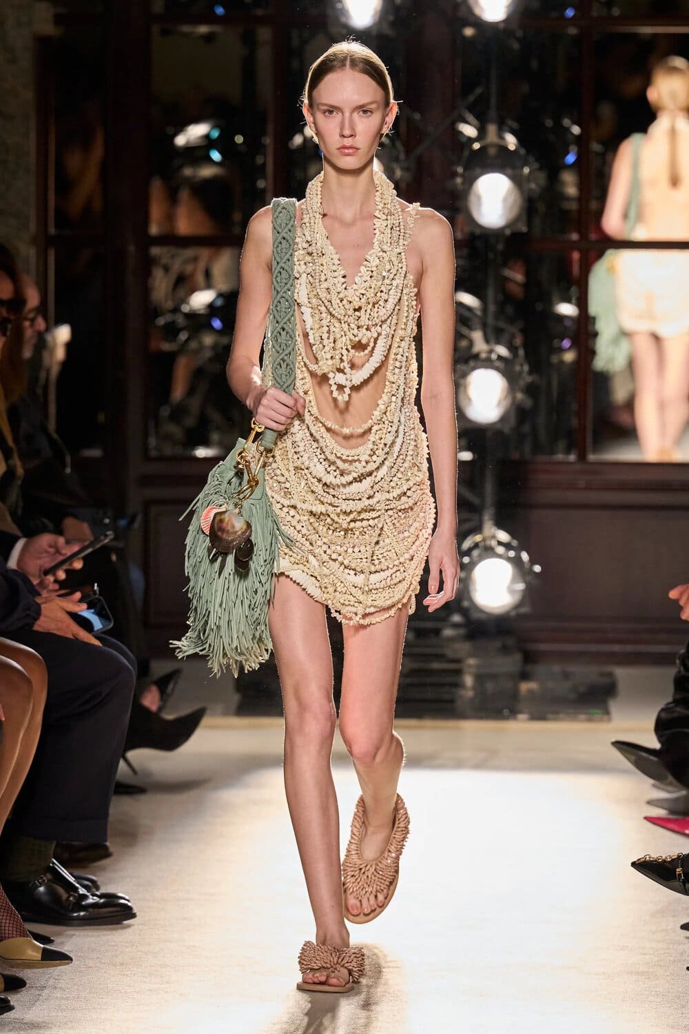 Hinh anh 4 xu hướng từ Paris Fashion Week SS26: Các ông lớn đang cố “bắt thóp” GenZ 28