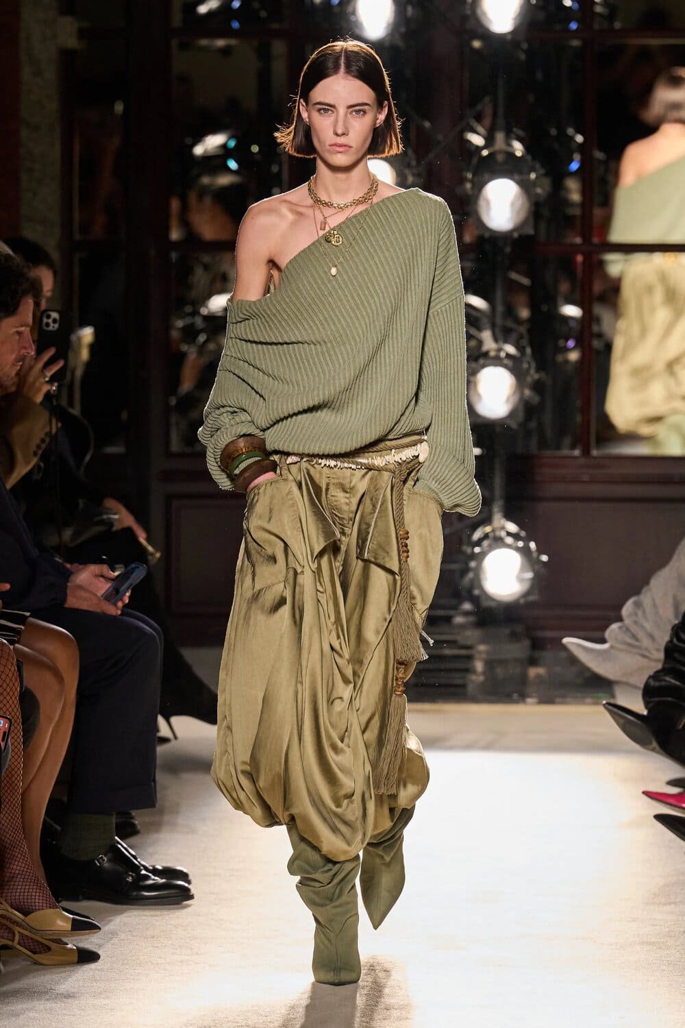 Hinh anh 4 xu hướng từ Paris Fashion Week SS26: Các ông lớn đang cố “bắt thóp” GenZ 30