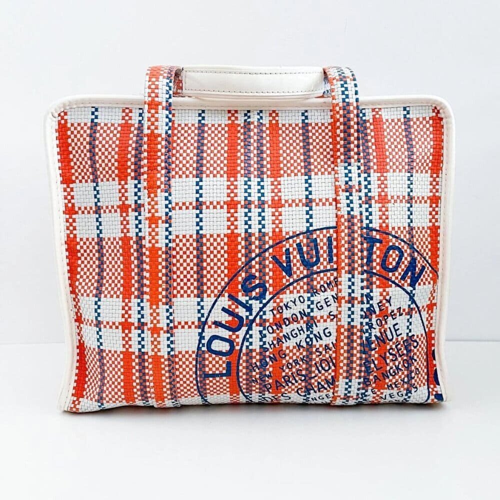 Hinh anh Từ túi chợ đến sàn runway: Túi nhựa kẻ caro và ý nghĩa ẩn giấu của chúng 2