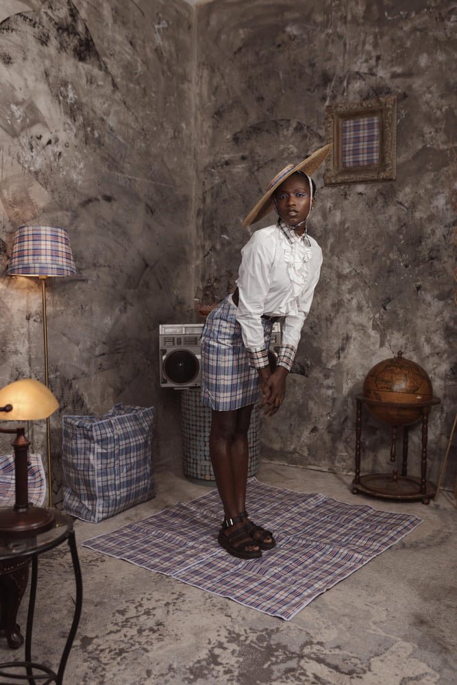 Hinh anh Từ túi chợ đến sàn runway: Túi nhựa kẻ caro và ý nghĩa ẩn giấu của chúng 3