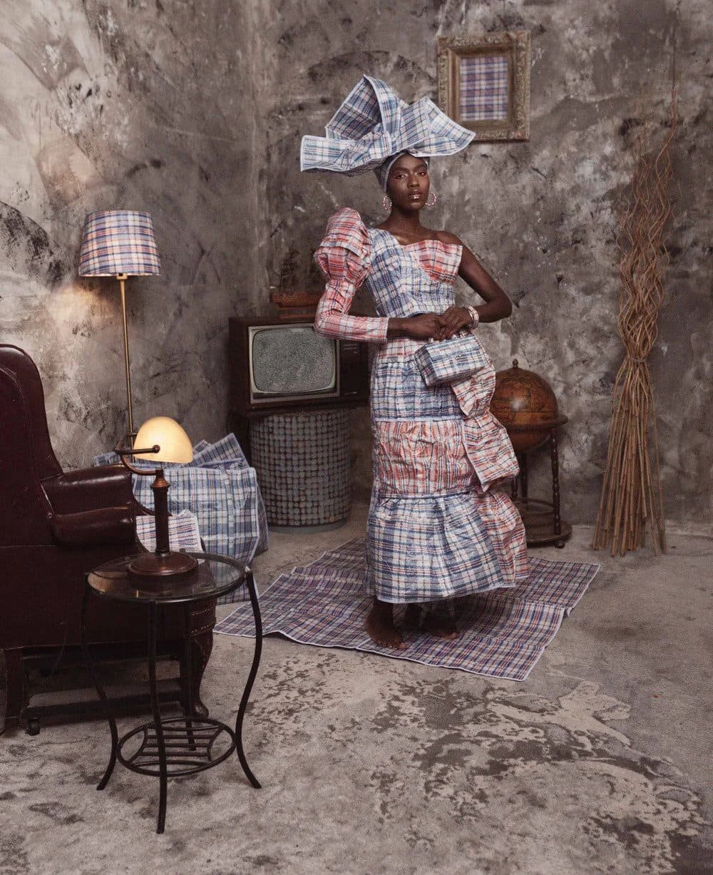 Hinh anh Từ túi chợ đến sàn runway: Túi nhựa kẻ caro và ý nghĩa ẩn giấu của chúng 4