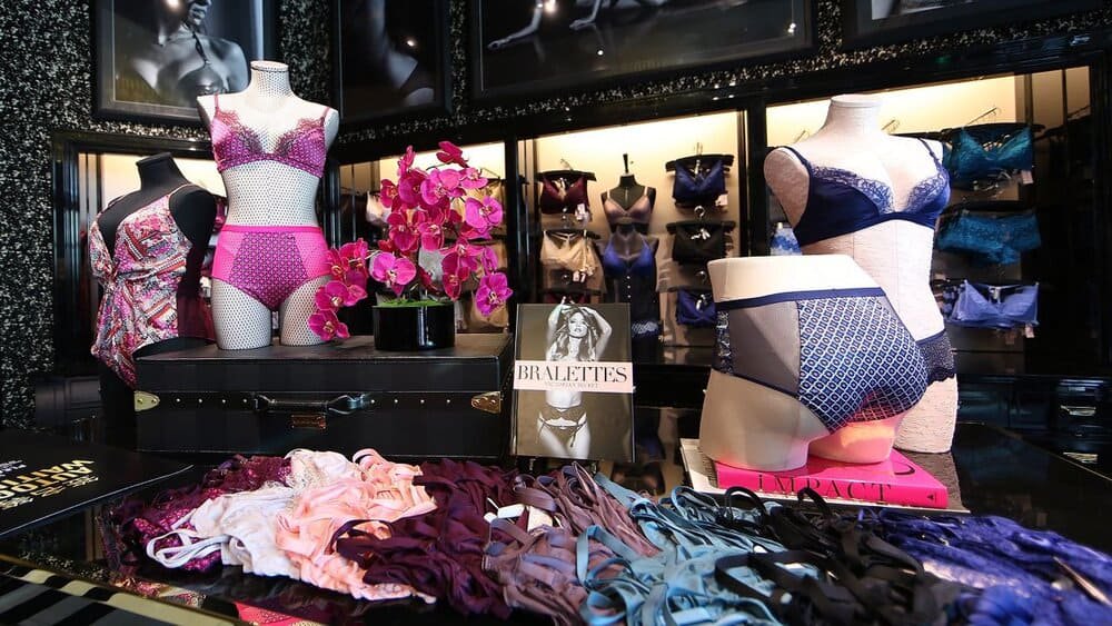 Victoria’s Secret vẫn loay hoay trong những đôi cánh pha lê, những corset siết chặt và ánh sáng sân khấu xa vời với hầu hết phụ nữ.