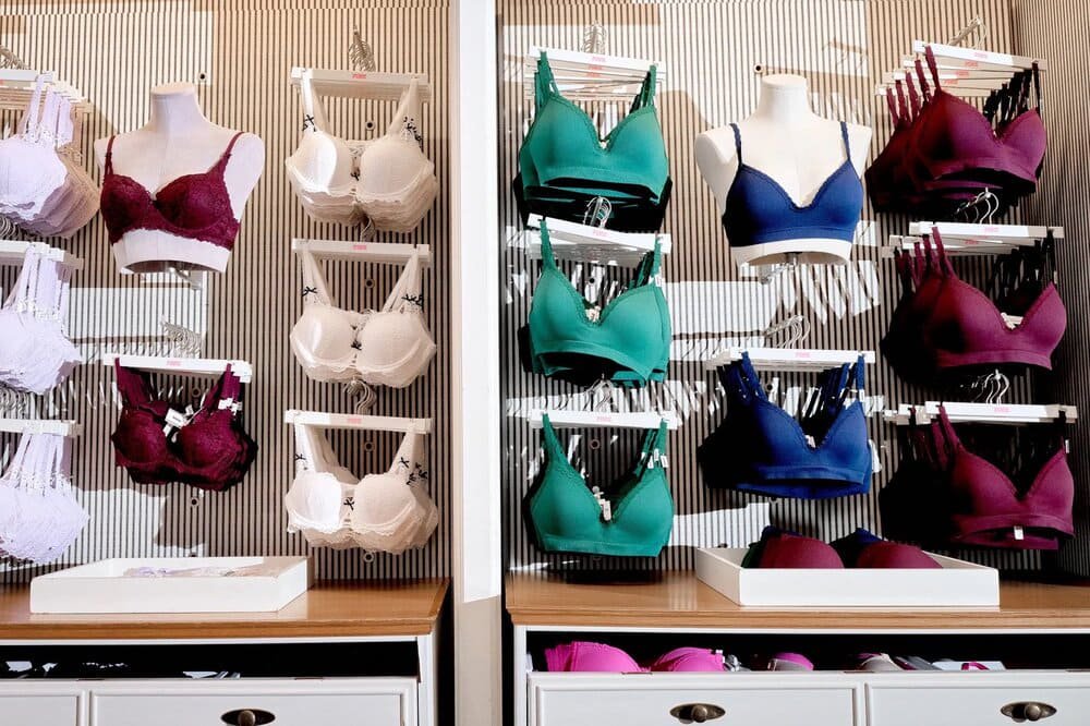 Chỉ trong vài tháng qua Victoria’s Secret công bố và đẩy mạnh hai dòng chủ chốt: FlexFactor – phiên bản “lightly lined” với cấu trúc underwire mới, được tiếp thị là linh hoạt nhờ kỹ thuật hợp kim/underwire cải tiến và Featherweight