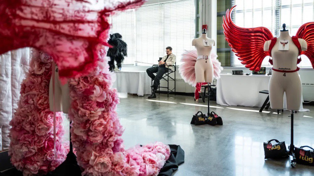 mỗi quyết định sản phẩm hay show diễn đều phải cân đo đong đếm giữa “làm mới” và “không để mất giá trị thương hiệu vốn có”.