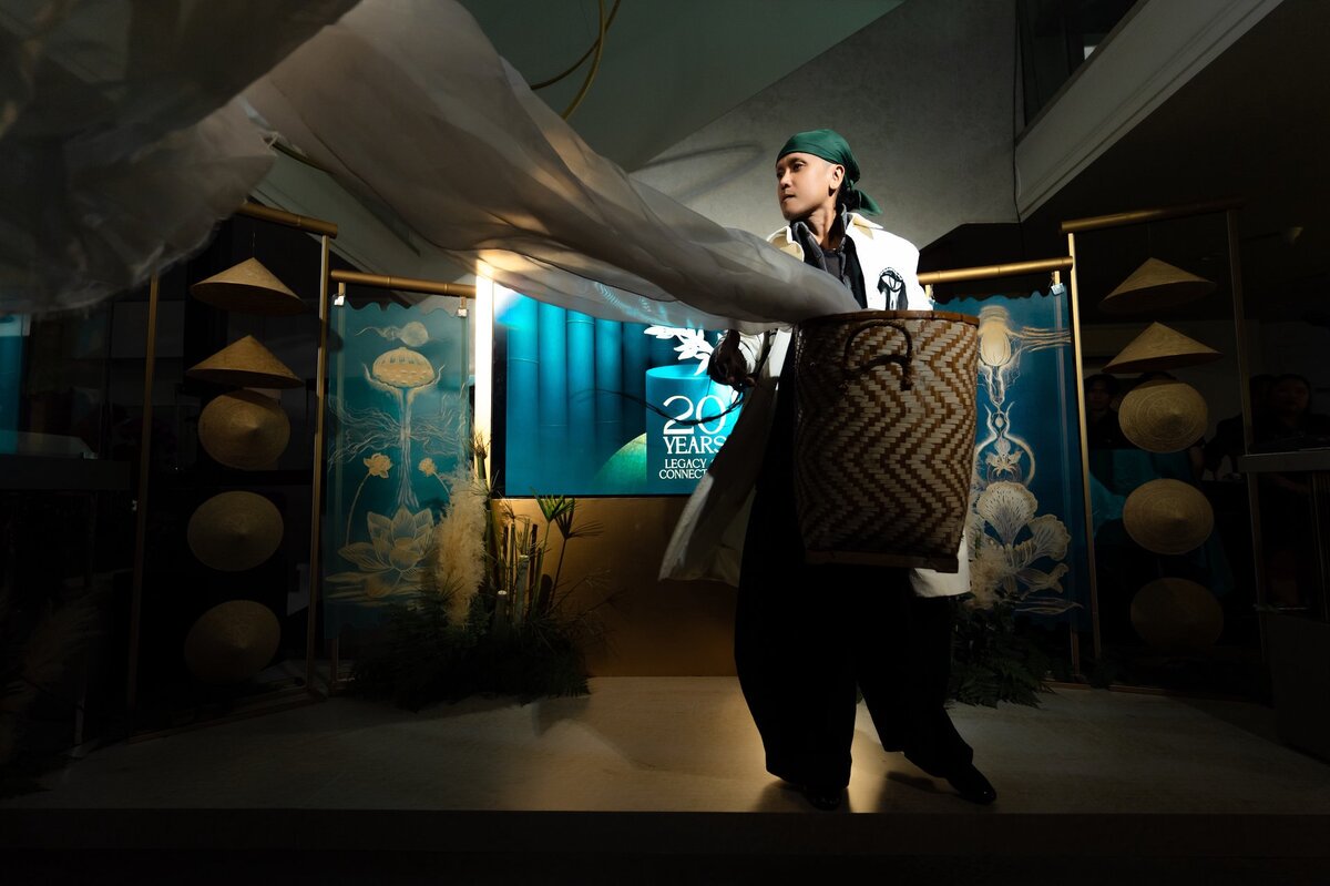 Không gian tràn ngập chất liệu tre và Trúc Chỉ, kết hợp ánh sáng và âm thanh, tái hiện tinh thần bền bỉ và kết nối của di sản Việt.