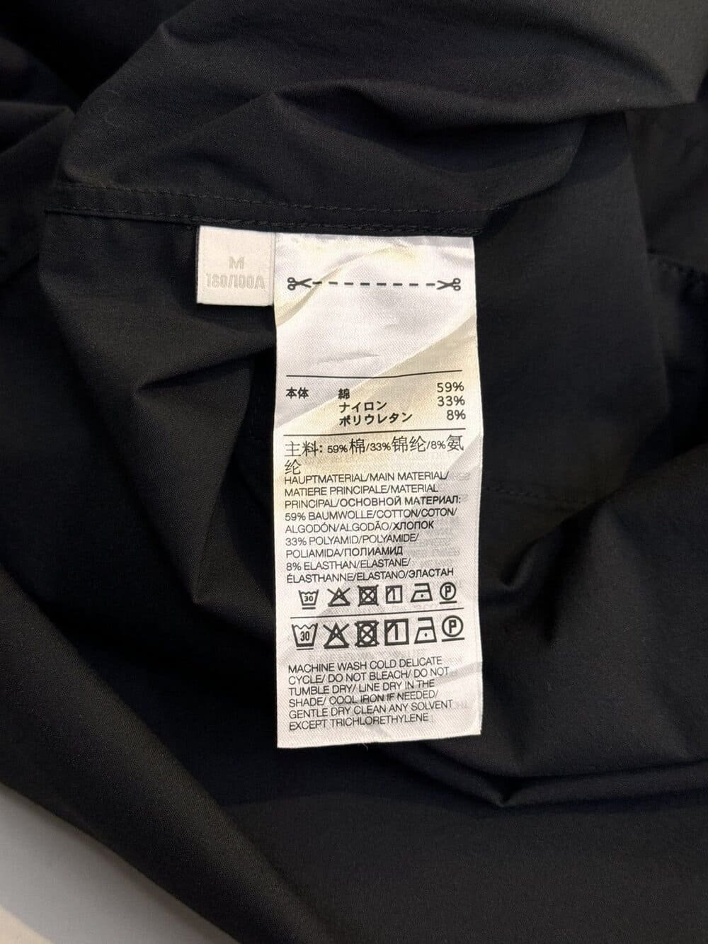 Quần áo dòng Y-3 được làm từ 33% Polyester