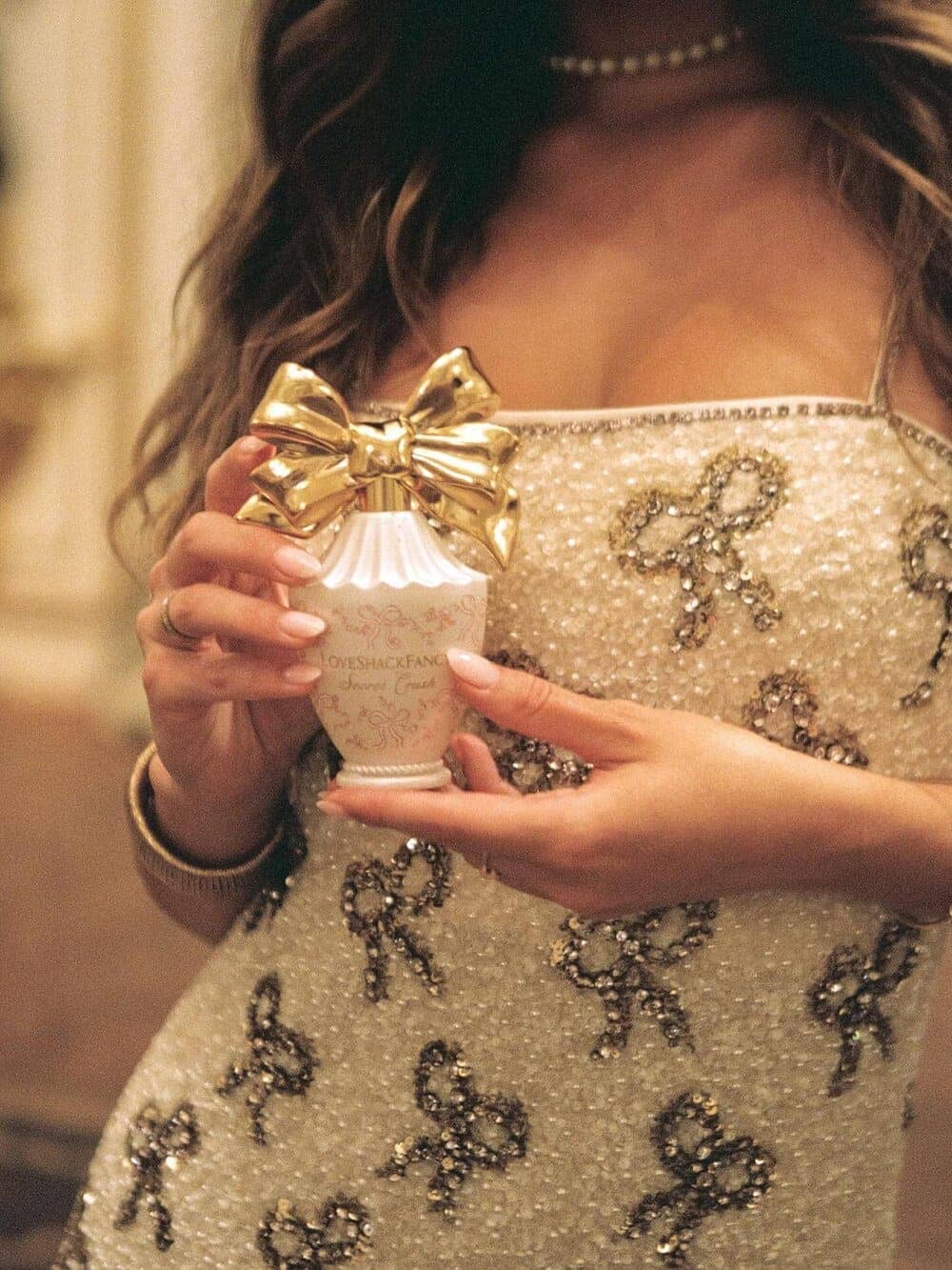 Hinh anh Tinder "hẹn hò" LoveShackFancy để ra mắt nước hoa 5