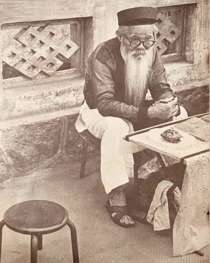 Hinh anh Áo dài thầy đồ: Tà áo mang mùi hương của mực mài và đạo học Việt 2