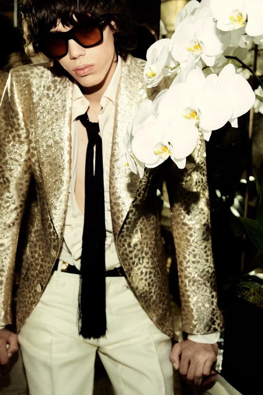 Hinh anh Ít có phụ kiện nào mảnh như vậy nhưng lại có lịch sử dài đến thế. 14