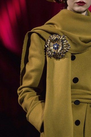 Chiêu nhỏ làm nên thời trang mùa Đông: Khăn choàng và ghim cài kim loại