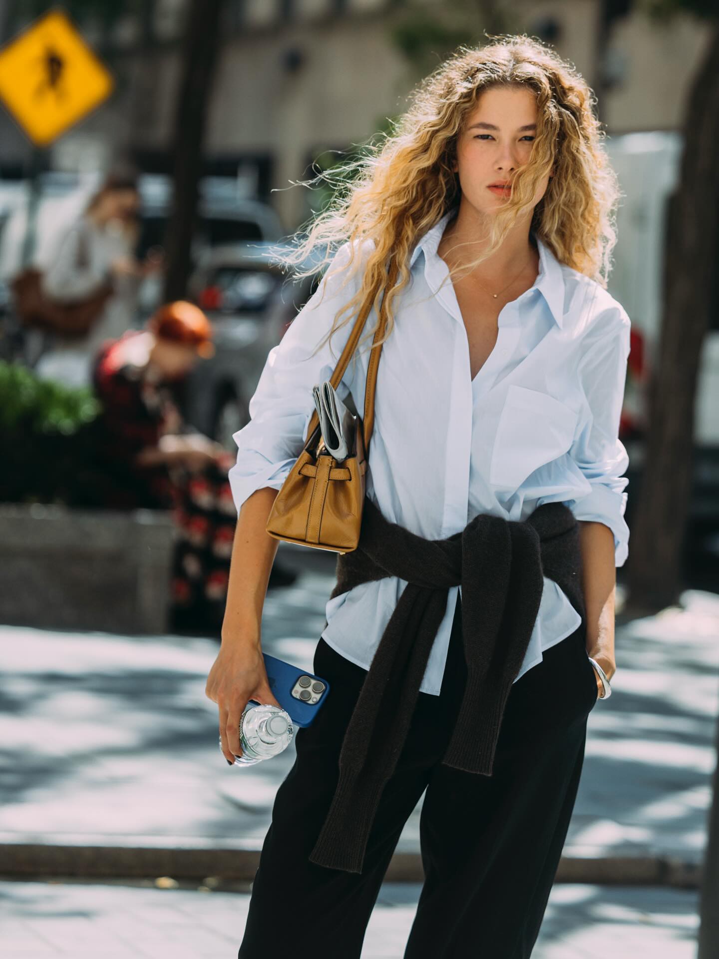 Hinh anh Áo len buộc hông “vô tình mà cố ý” 7