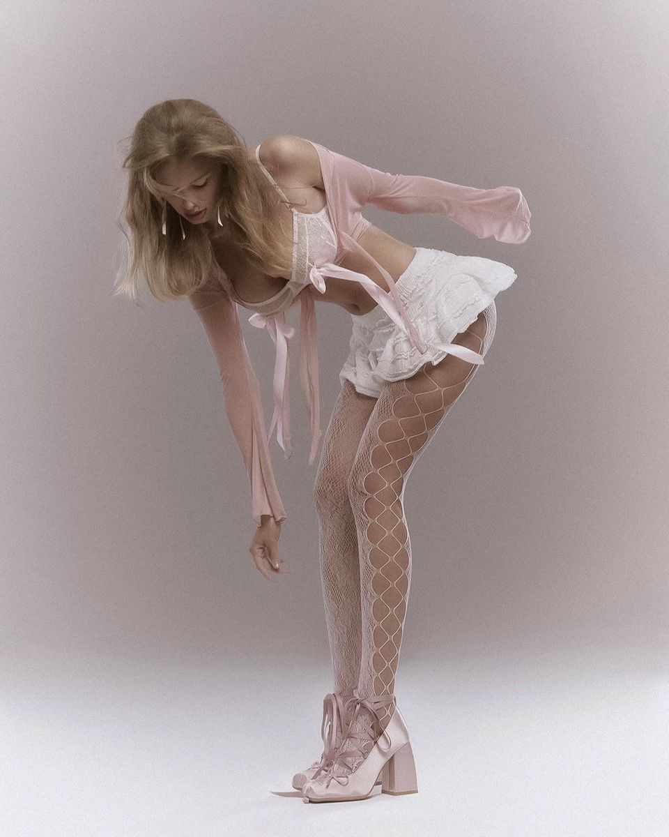 Hinh anh Cài một chiếc nơ trở thành một hành động thời trang có chủ đích, thay vì chỉ là một chi tiết làm đẹp. 1