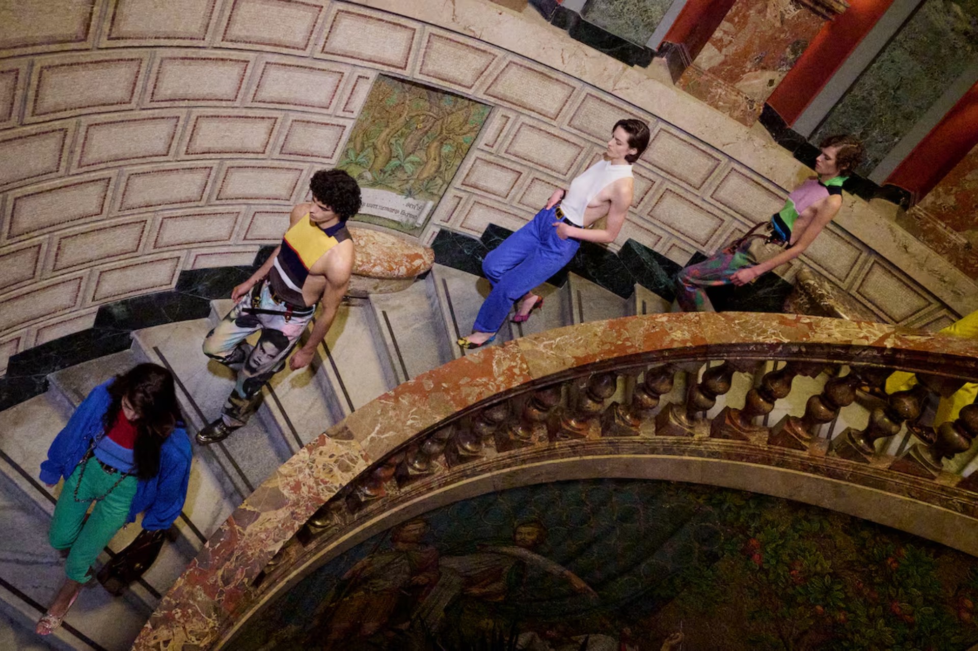 Hinh anh Dario Vitale rời Versace sau 9 tháng - Prada đặt lại bài toán tăng trưởng cho Versace? 2