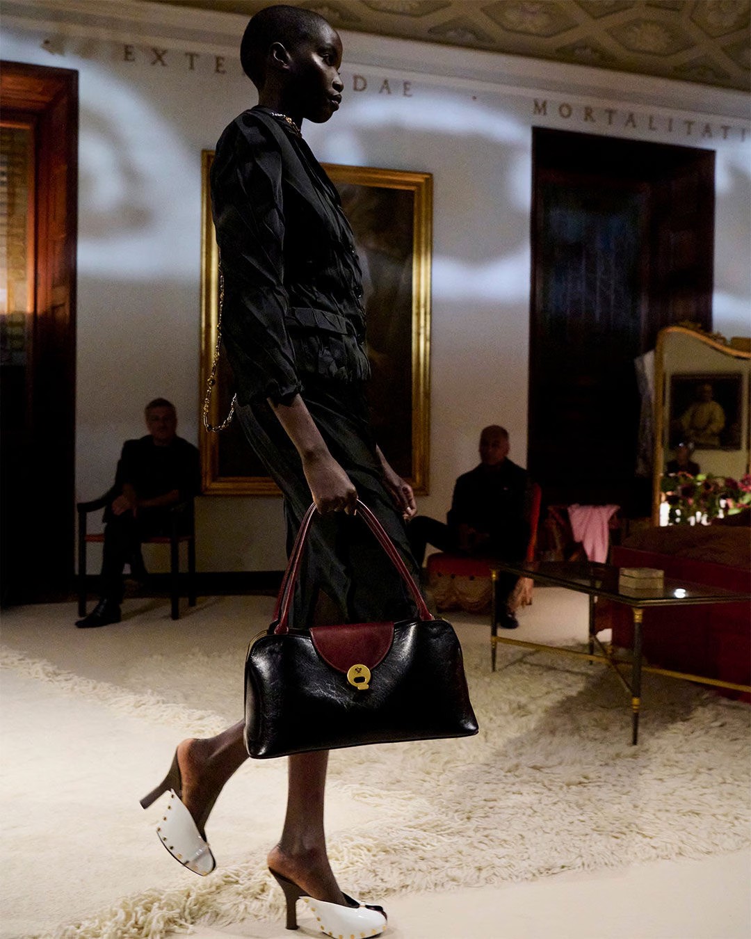 Hinh anh Dario Vitale rời Versace sau 9 tháng - Prada đặt lại bài toán tăng trưởng cho Versace? 3