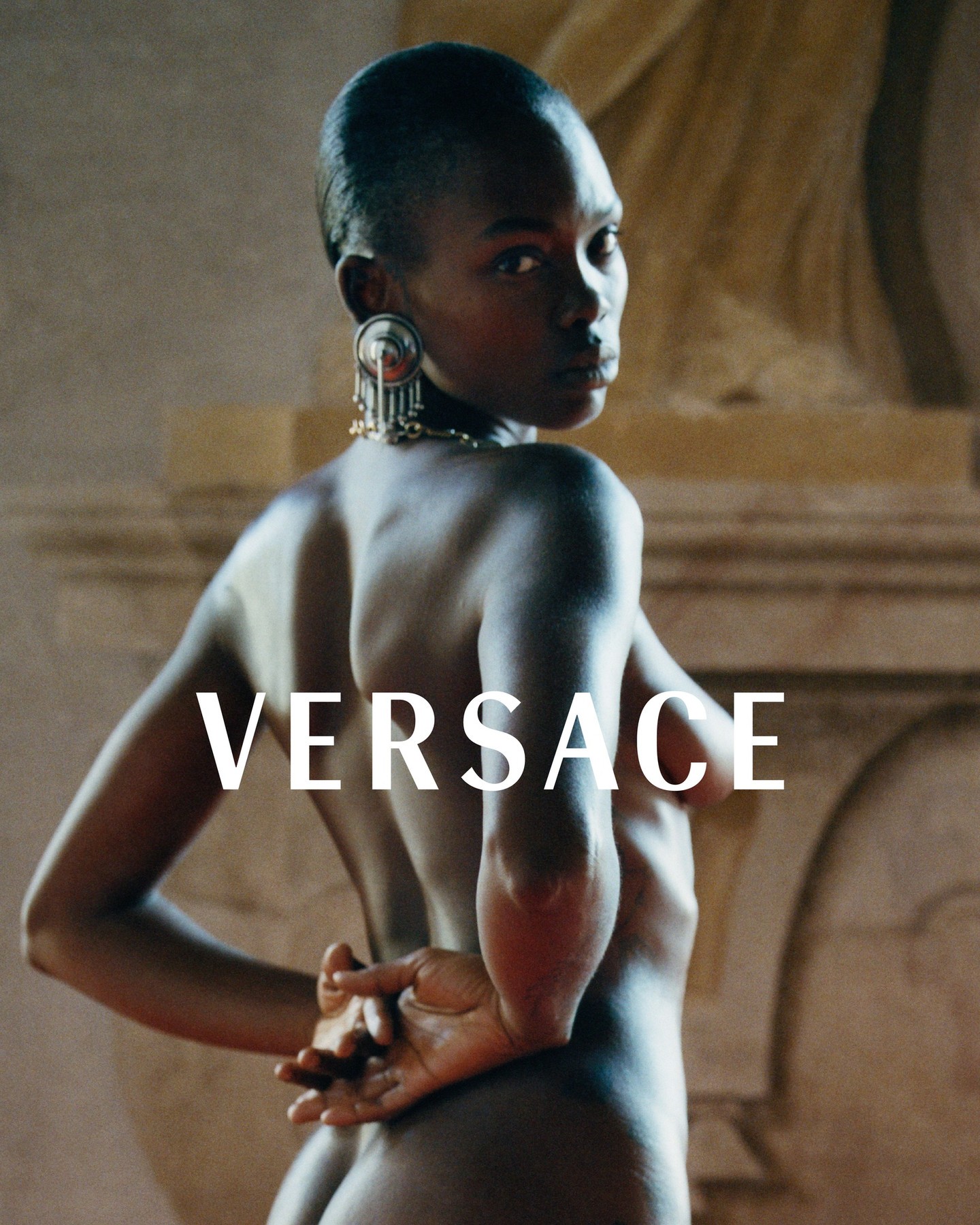 Hinh anh Dario Vitale rời Versace sau 9 tháng - Prada đặt lại bài toán tăng trưởng cho Versace? 6